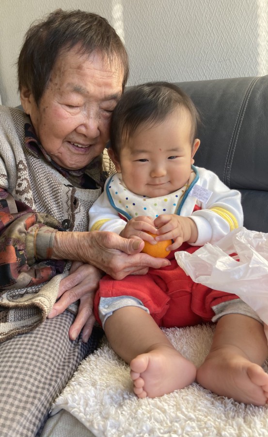 「バァバとひなたぼっこ」 とーり