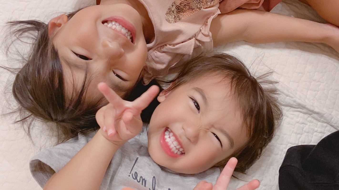 「にっこり笑顔の仲良し姉妹」 有海麻由